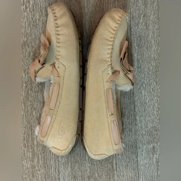 UGG DAKOTA LEATHER BOW SLIPPER SIZE 8 - Picture 7 of 9